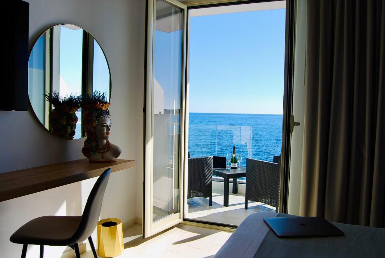 ジャルディーニ・ナクソス Naxos Marina Bay Bed & Breakfast エクステリア 写真