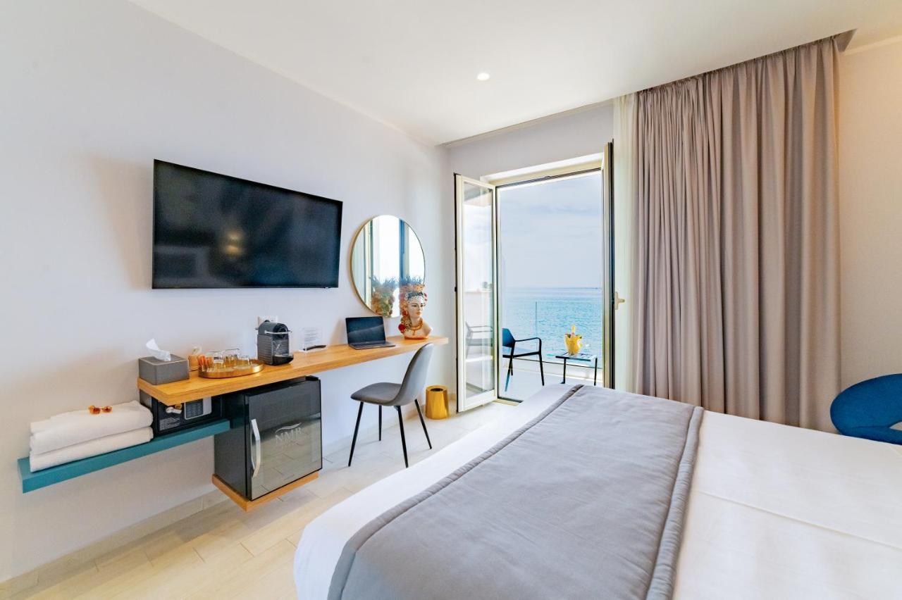 ジャルディーニ・ナクソス Naxos Marina Bay Bed & Breakfast エクステリア 写真