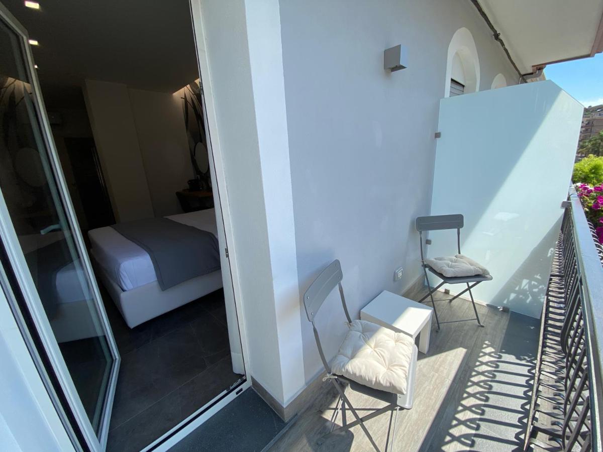 ジャルディーニ・ナクソス Naxos Marina Bay Bed & Breakfast エクステリア 写真